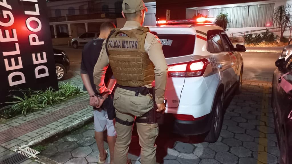 Criminoso é flagrado vendendo drogas em ponte de Itapema