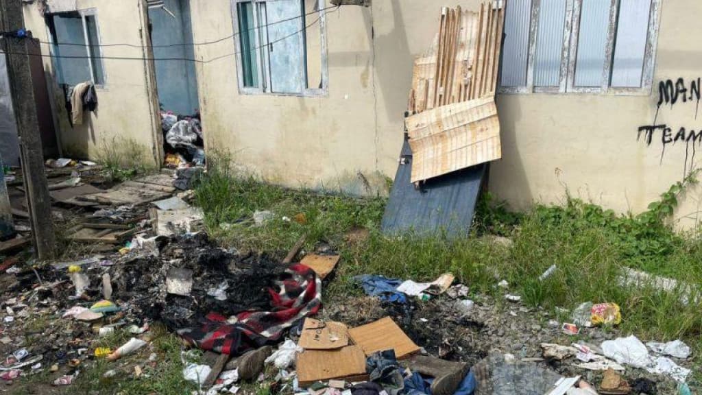Mãe é presa após manter filhos em situação de maus-tratos; ela usava drogas na casa onde moravam
