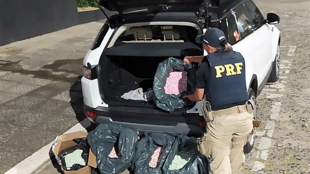 PRF apreende  37 mil comprimidos de ecstasy em abordagem a carro de luxo na BR-470