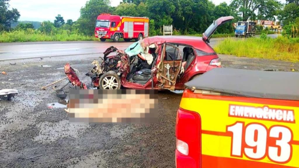 Motorista morre após colisão frontal entre carro e caminhão na BR-470