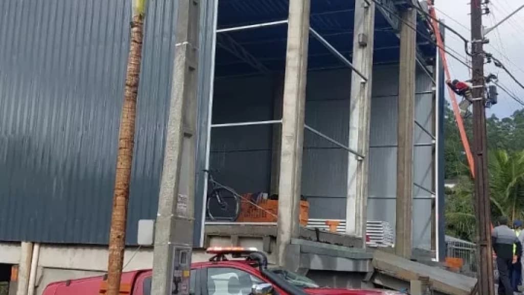 Trabalhadores levam choque elétrico e um cai de 8 metros de altura em obra