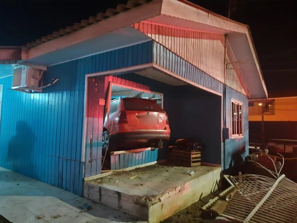 Carro invade casa, atropela moradora e para na cozinha em SC