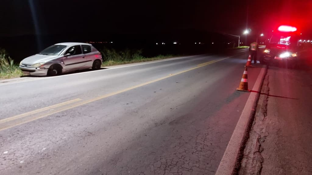 Pneu desgovernado solta de carro na contramão e deixa motociclistas feridos