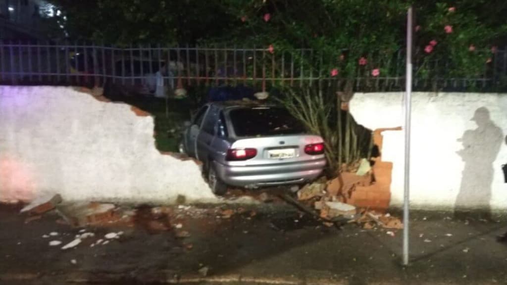 Motorista perde controle de carro e invade creche em SC