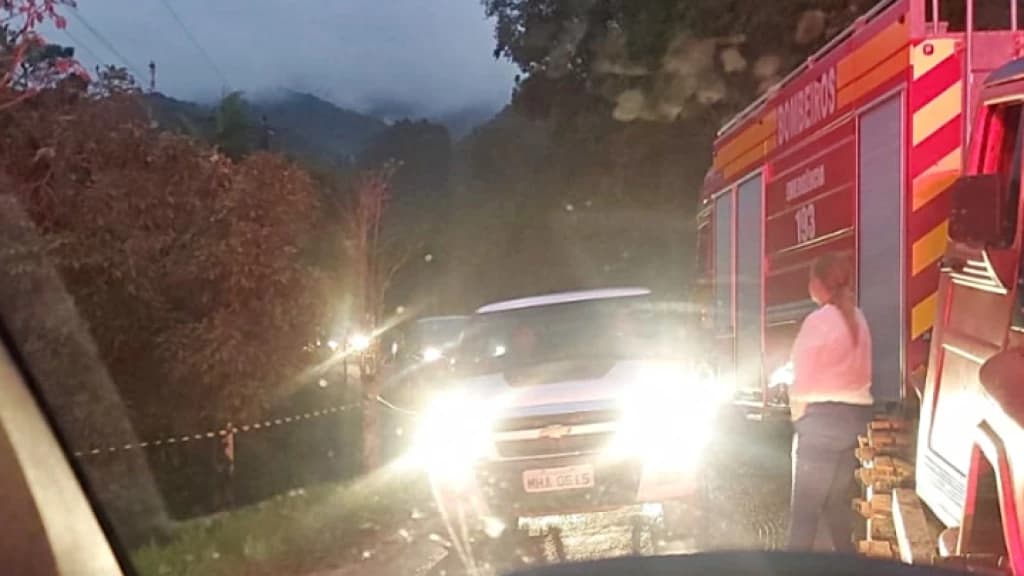Carro cai de ribanceira e deixa motorista ferido em São João Batista