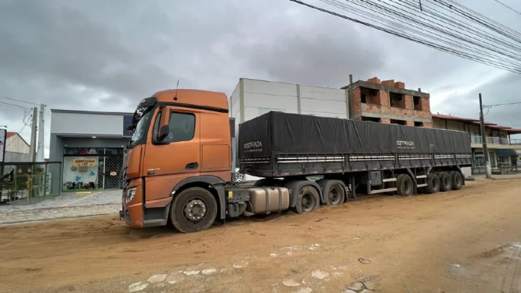 Veículos atolam na lama em trecho com obras em Tijucas