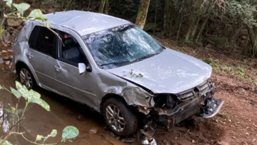 Homem foge da polícia, capota com o carro e deixa família para trás na BR-153, em SC