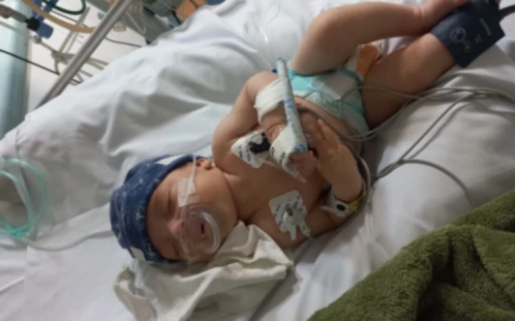 Bebê de Tijucas está entubado e família precisa de ajuda