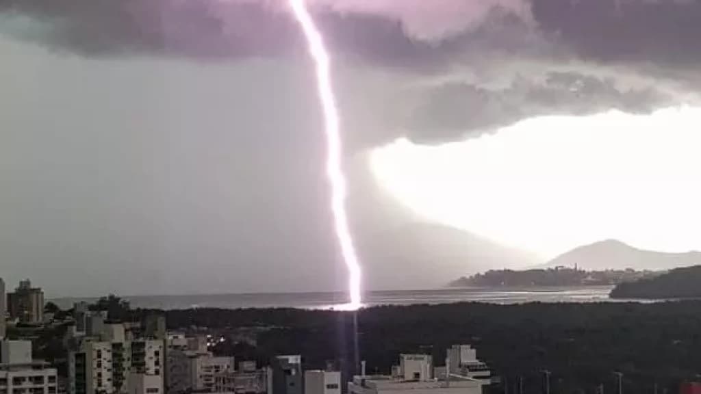 Defesa Civil emite alerta para temporais após chegada de frente fria em SC
