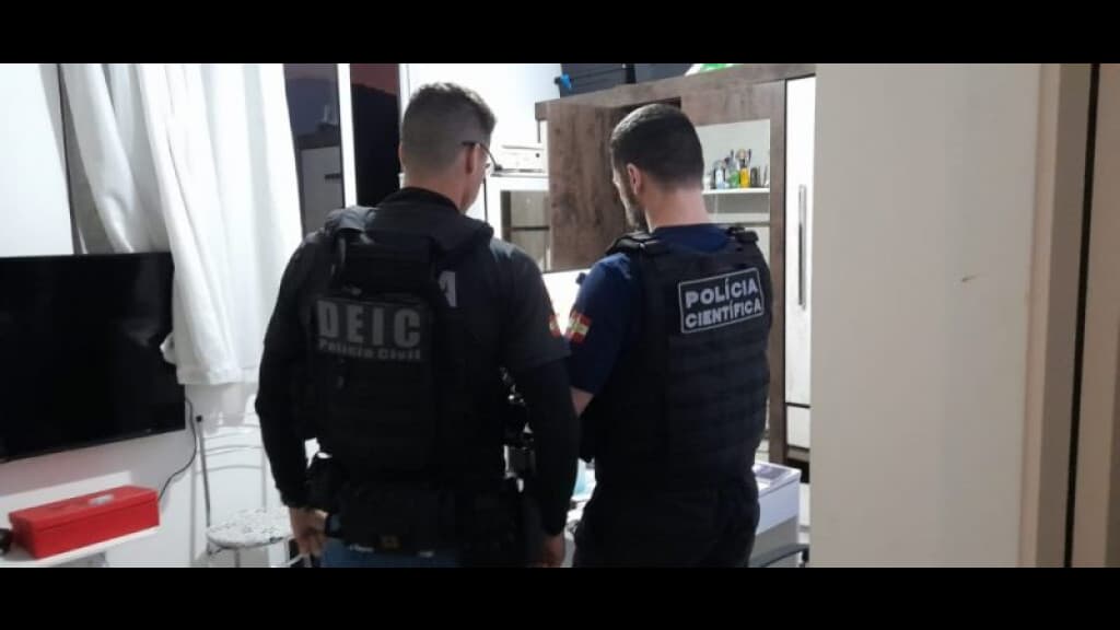 Morador de Itapema é preso com milhares de vídeos de sexo com crianças