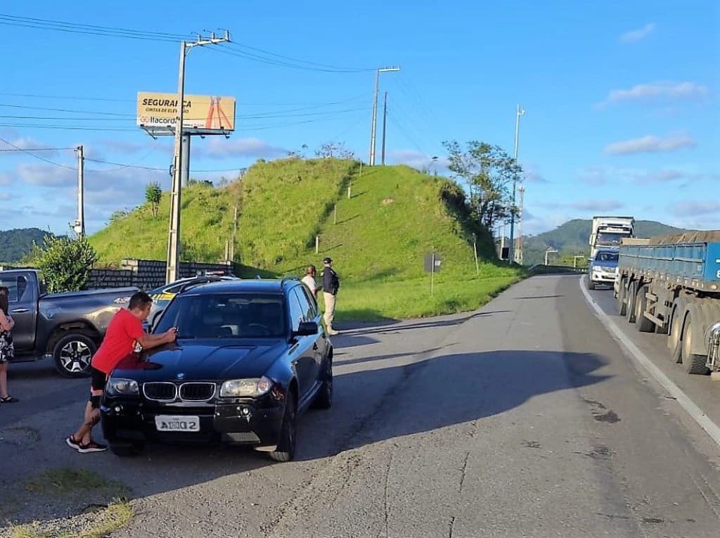 Veículos são flagrados pela PRF transitando pelo acostamento na BR-101