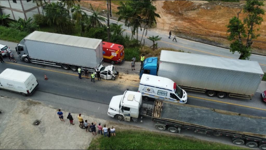 Mulher tem carro prensado entre dois caminhões após acidente, em Gaspar