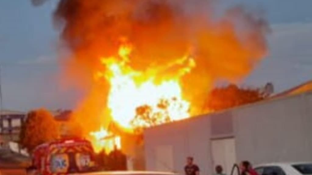 Homem morre carbonizado durante incêndio e uma pessoa fica ferida em SC