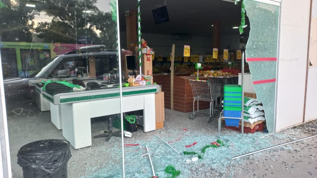 “Cavalo de pau” desastrado: Manobra perigosa destrói vidraçaria de verdureira em Camboriú