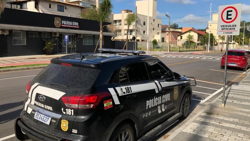 Moradora de Bombinhas deixava a própria filha ser estuprada, diz polícia