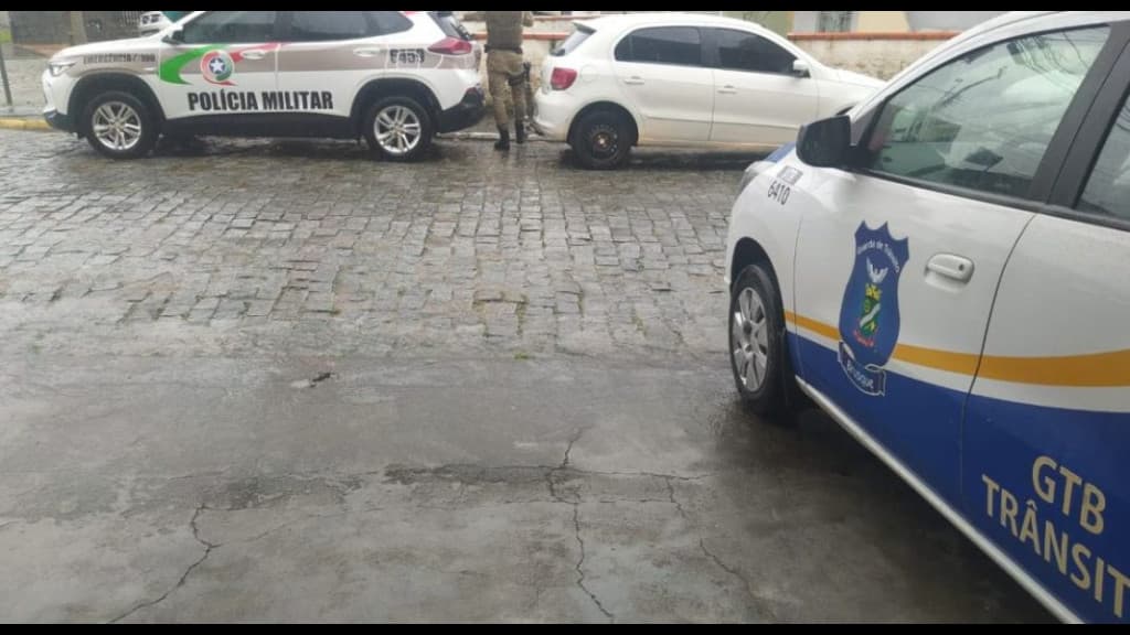 Bêbado provoca acidente e urina em frente à PM em Brusque