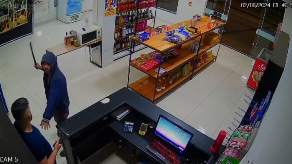 VÍDEO: Sem ter como reagir, trabalhador é roubado e agredido com facão