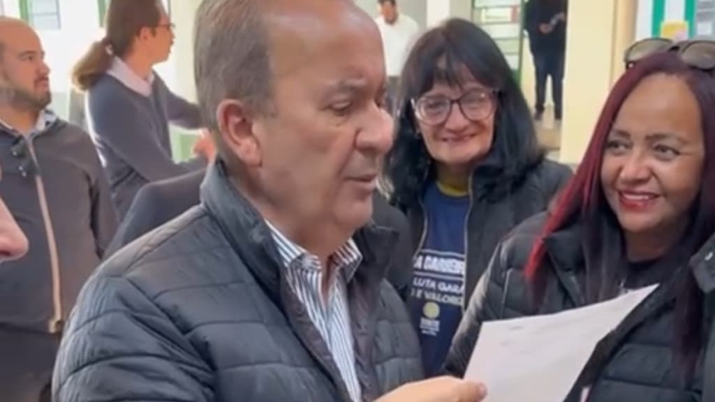 Governador é alvo de fake news após sindicato exigir que SC use estudo do PT para pagar professores