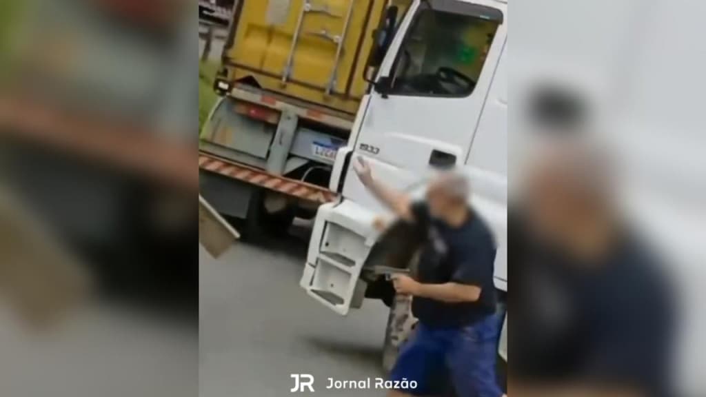 Motorista saca arma e ameaça atirar em caminhoneiro após se irritar com manobra