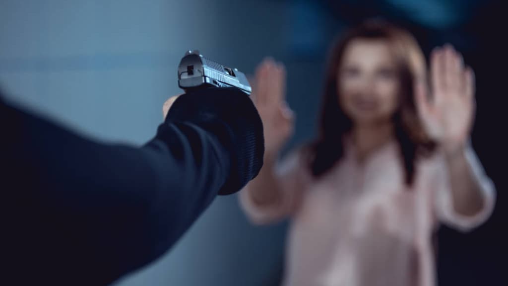 Inconformado com término, homem é preso após ameaçar ex com arma