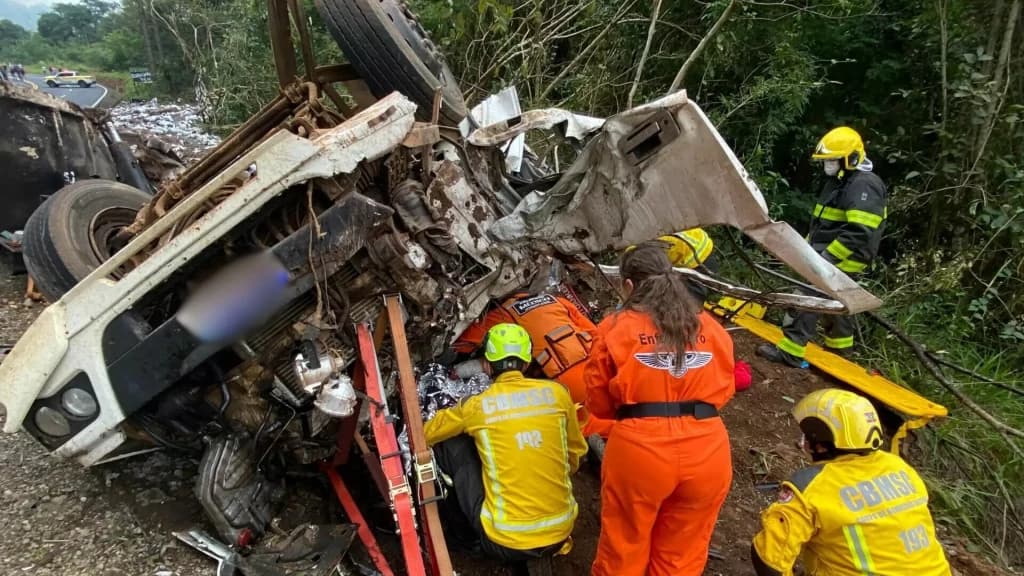 Caminhão tomba e motorista fica preso às ferragens na SC-283