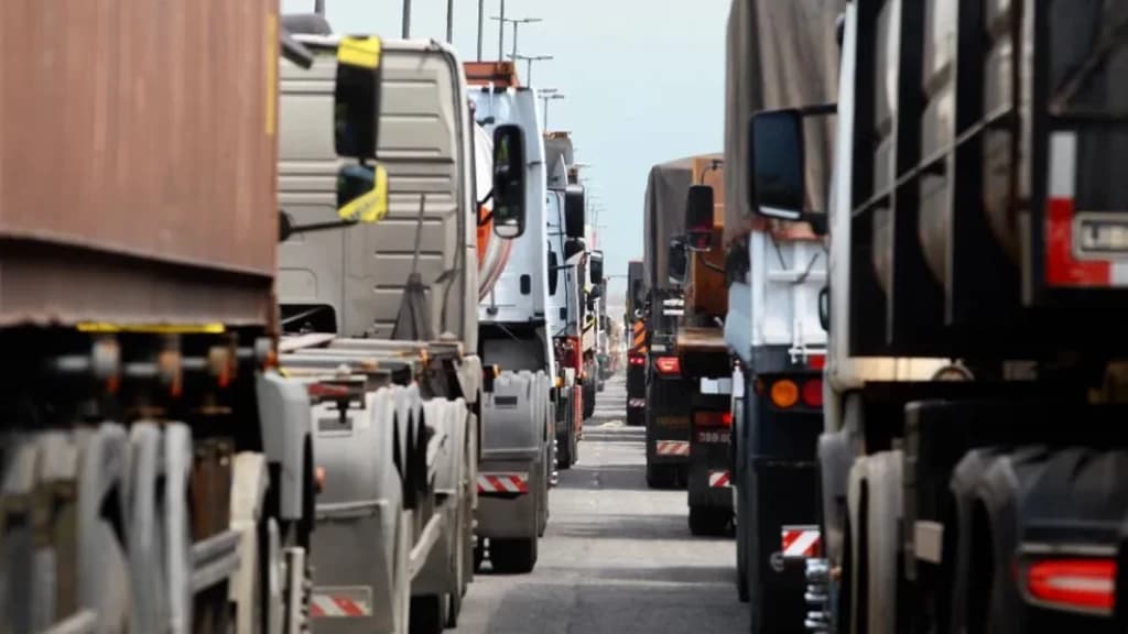 Exame toxicológico para motoristas de ônibus e caminhão tem novo prazo