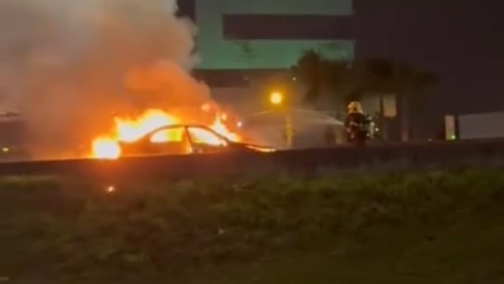 Carro pega fogo, interdita pista e gera fila na BR-101 em Itapema