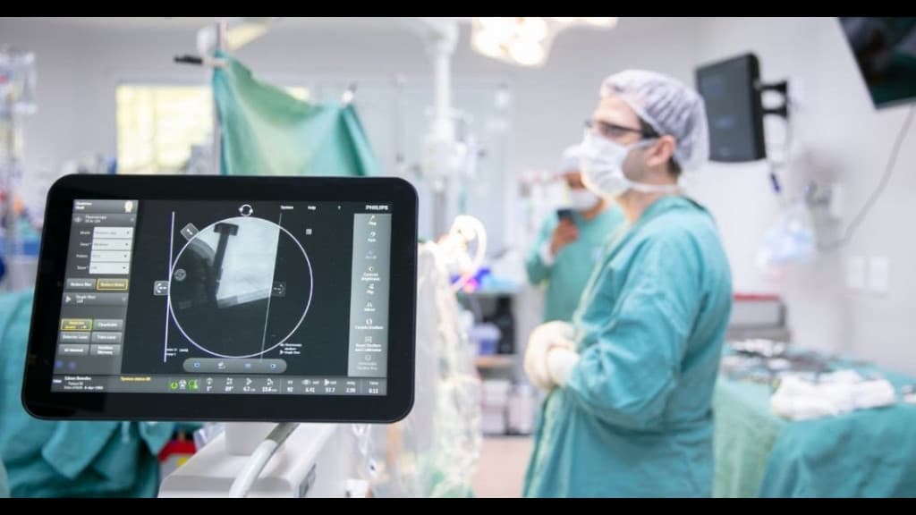 Hospital faz primeiro implante cerebral para ajudar pacientes com Parkinson em SC