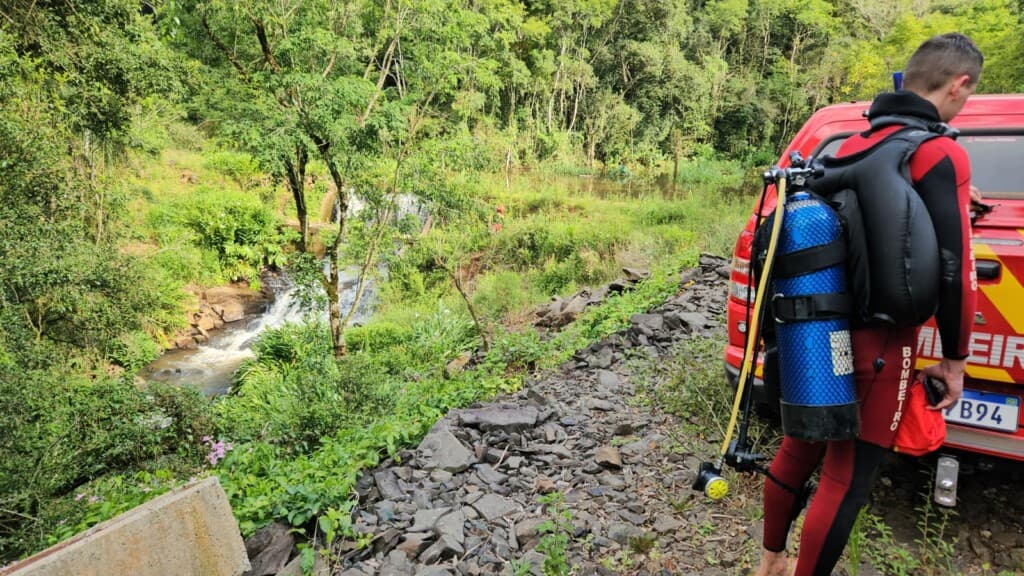 Adolescente morre afogado após salvar irmã de 9 anos