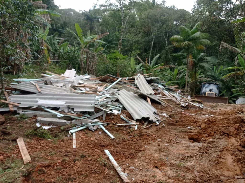 Ação da PM devolve área invadida em Itapema a proprietário
