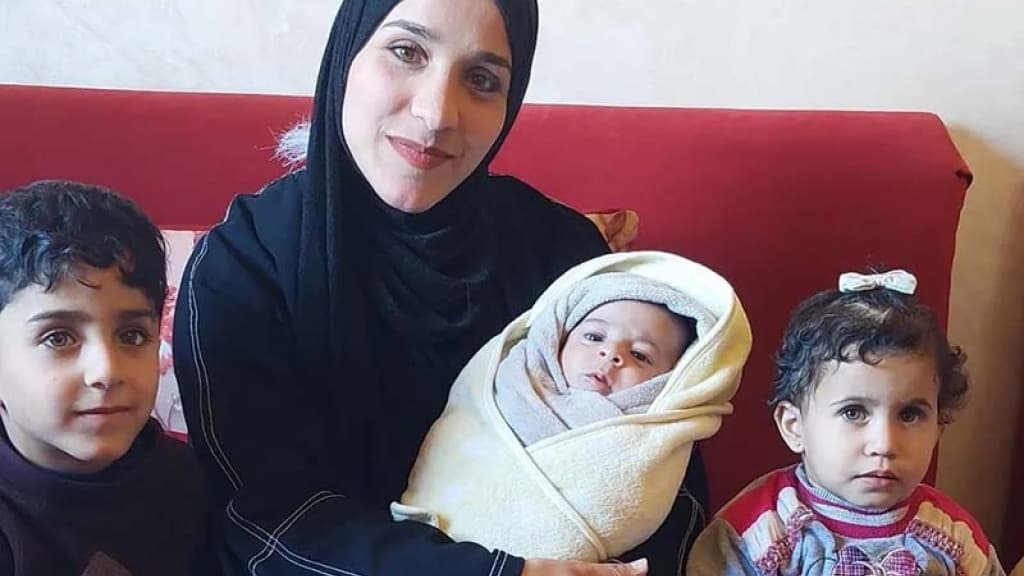 Mãe brasileira e filhos finalmente atravessam fronteira de Gaza-Egito