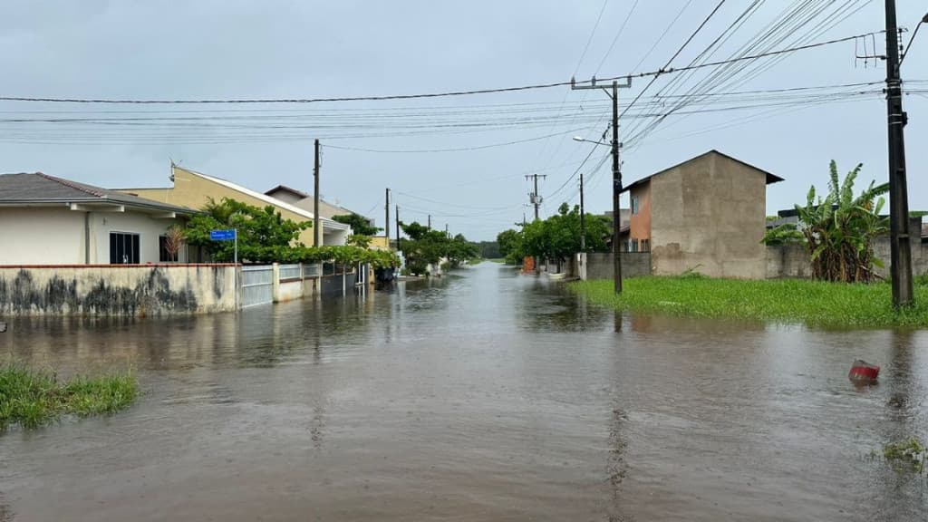 URGENTE: Itapoá decreta situação de emergência após alagamentos