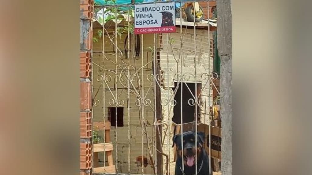 “Cuidado com minha esposa”: Morador de Itapema surpreende com alerta em placa de casa