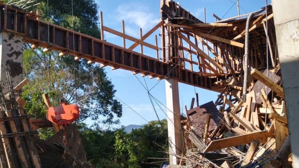 Corpo de Bombeiros divulga detalhes sobre grave acidente com queda de laje em Itapema