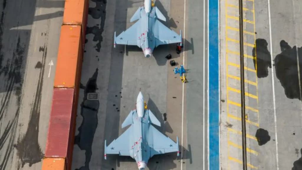 Navio com novos caças supersônicos da Aeronáutica navega rumo a SC