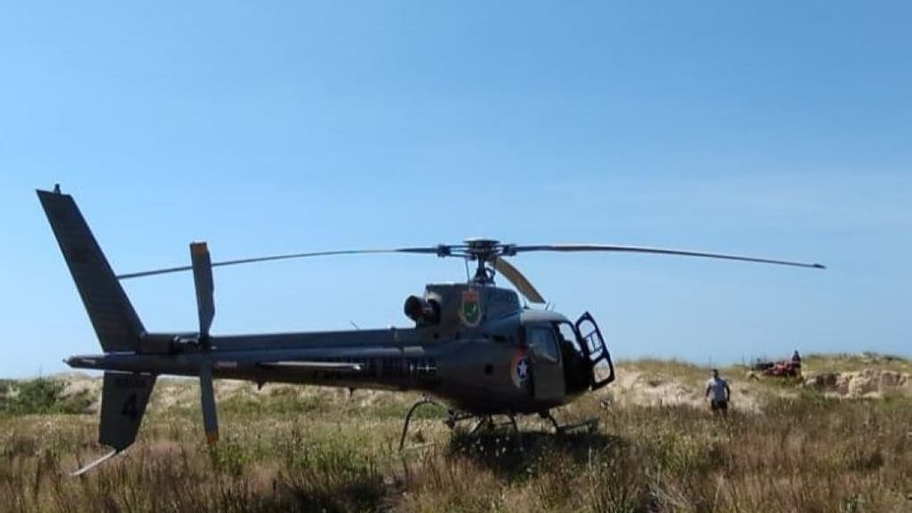 Piloto morre após queda de paramotor em praia de SC