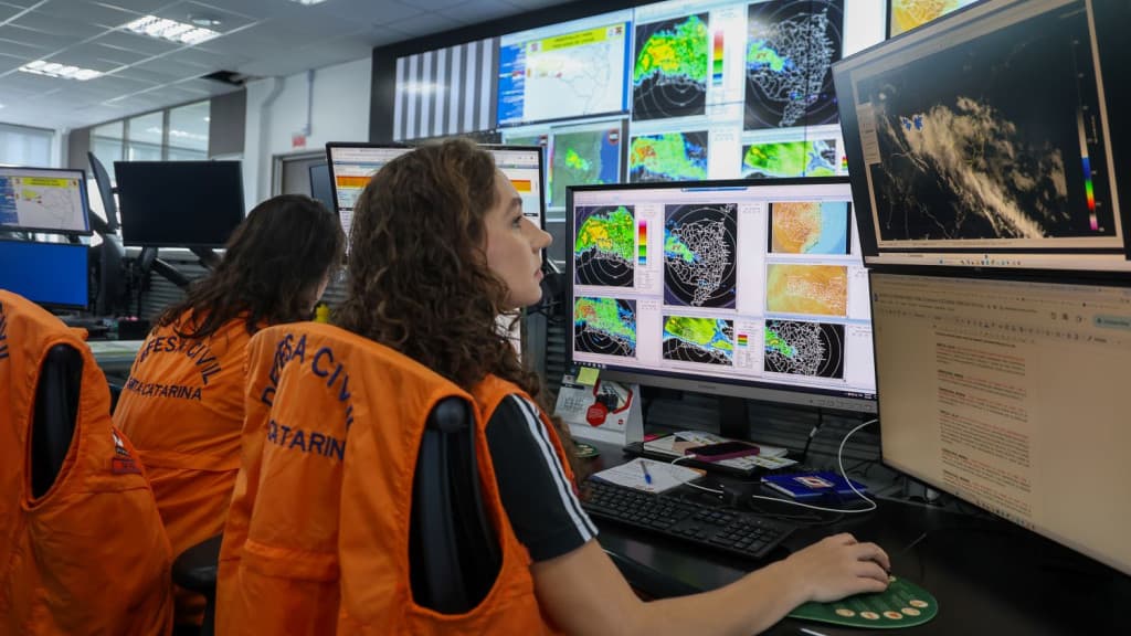 Defesa Civil mantém previsão de chuva intensa e volumosa em Santa Catarina