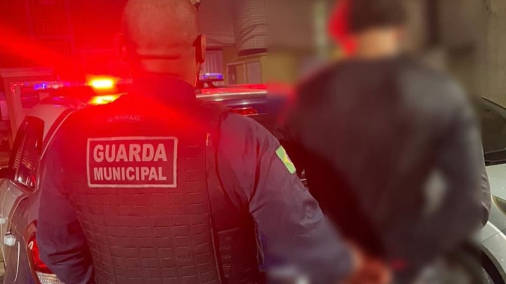 Ex-companheiro tenta estrangular mulher em plena luz do dia em Porto Belo