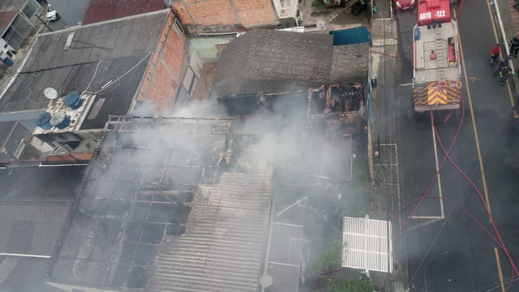 Casa de madeira é destruída pelas chamas em Balneário Camboriú