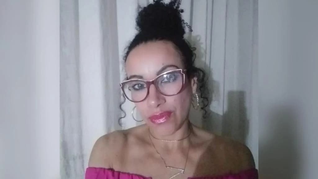 Mulher é encontrada morta pelo irmão com 24 facadas pelo corpo em SC