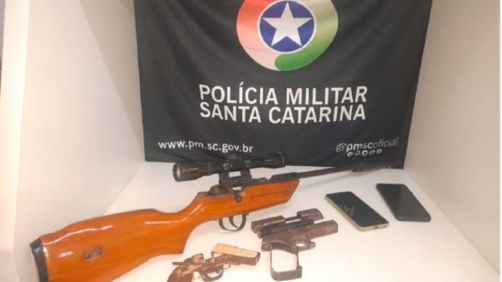 Homem é preso após denúncia de agressão contra esposa e filha de 5 anos