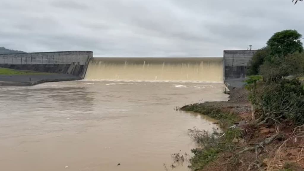 Barragens no Vale do Itajaí em alerta máximo