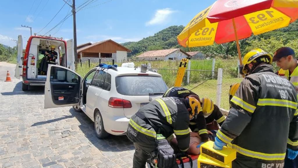 Carro com mulher e bebê de cinco meses despenca em ribanceira