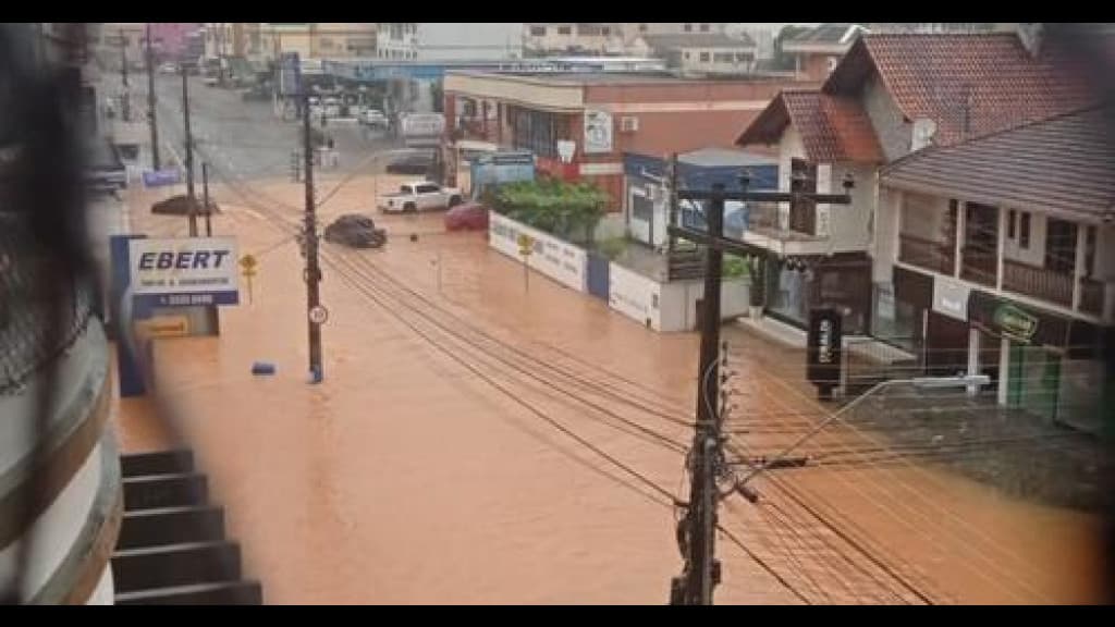 Forte temporal causa alagamentos em Indaial
