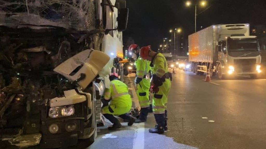 Colisão entre dois caminhões deixa motorista gravemente ferido na BR-101, em Itapema