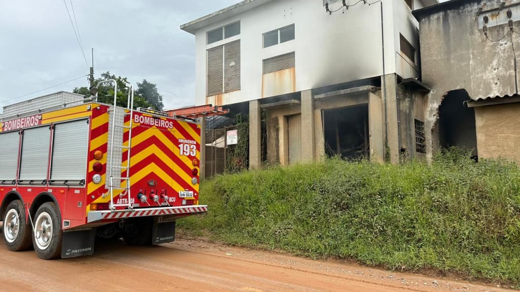 Incêndio em cerâmica de Tijucas mobiliza bombeiros