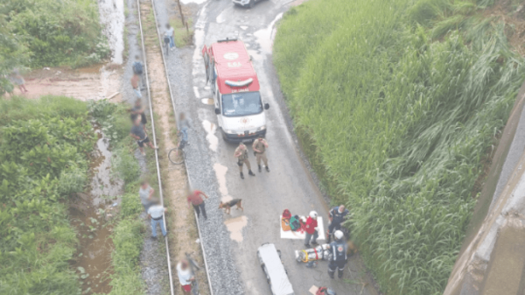 Acidente na BR-280 deixa casal ferido; homem caiu de 15 metros