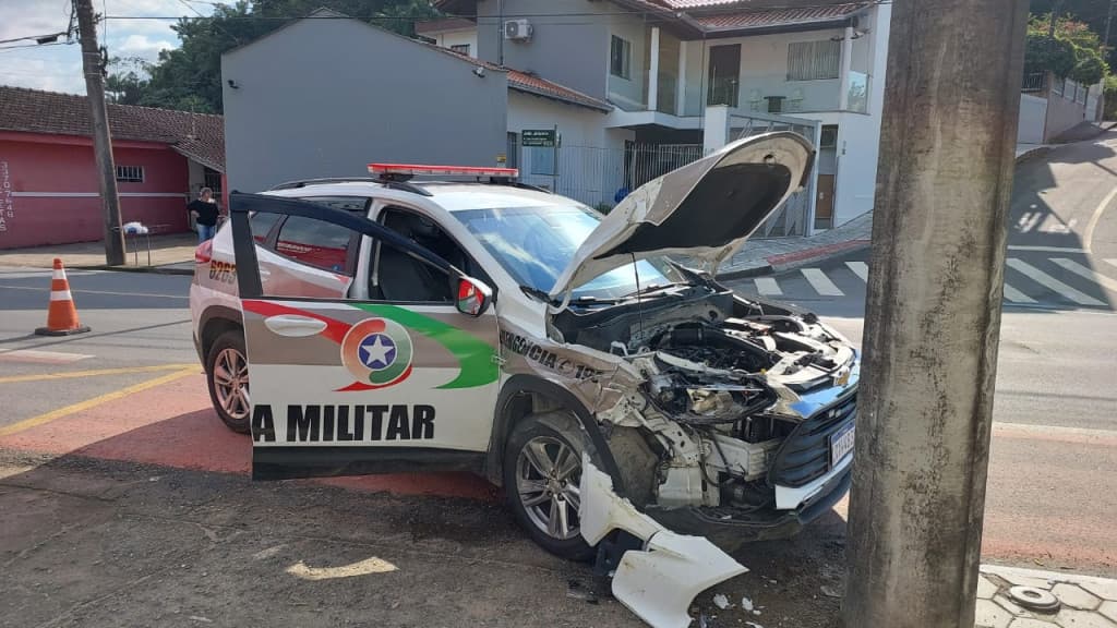 Viatura da PM bate em poste durante perseguição a motociclista