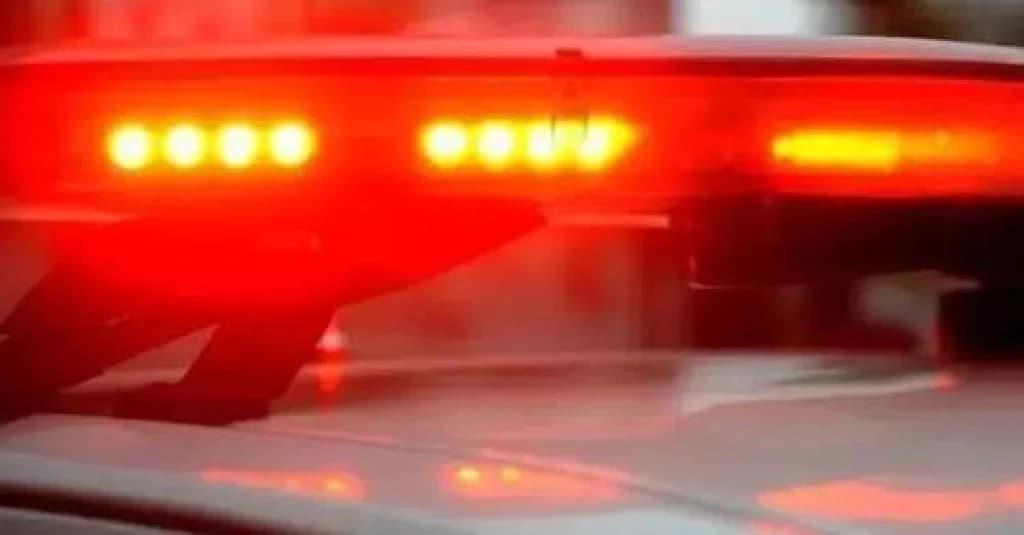 Padrasto encontra jovem morto dentro de residência