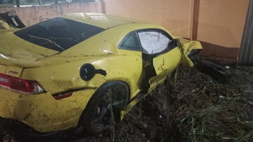 Motorista destrói Camaro após perder controle da direção e bater em muro